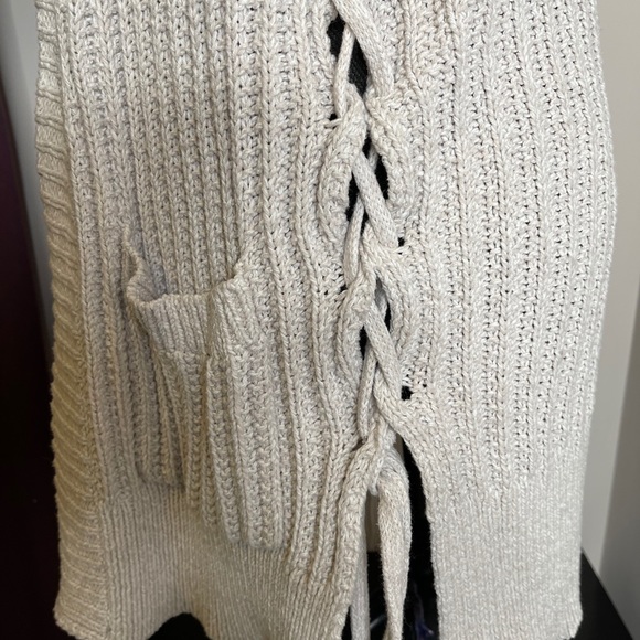 Cardigan sweater. - Picture 4 of 7